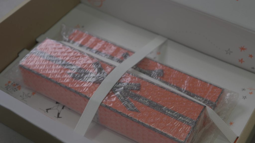 配送箱の中に梱包されたエルメスのオレンジの箱