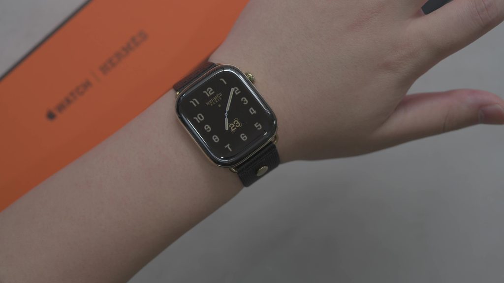 腕に着けたApple Watch Hermèsとオレンジの箱