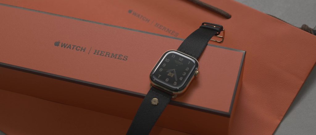 オレンジの箱の上に置いたApple Watch Hermès
